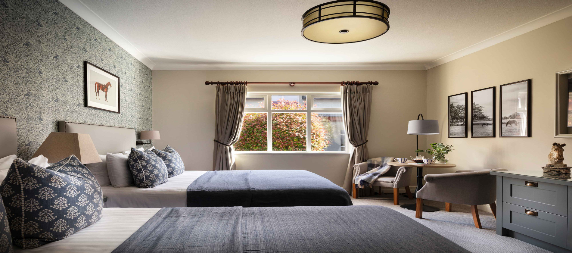 Blue room   whole room www.horseandjockeyhotel.com_v2